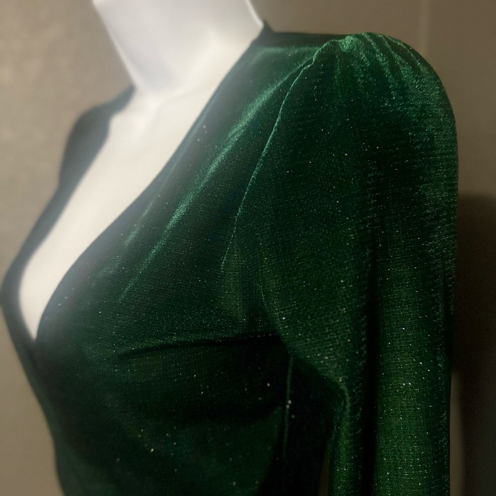 Elegant Emerald Green Women's Top - Picture 6 of 8